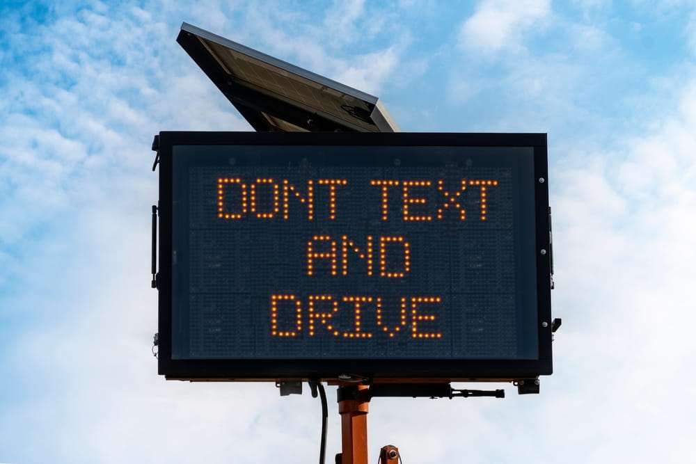 Letrero electr&oacute;nico sobre la autopista con el mensaje Don't Text and Drive
